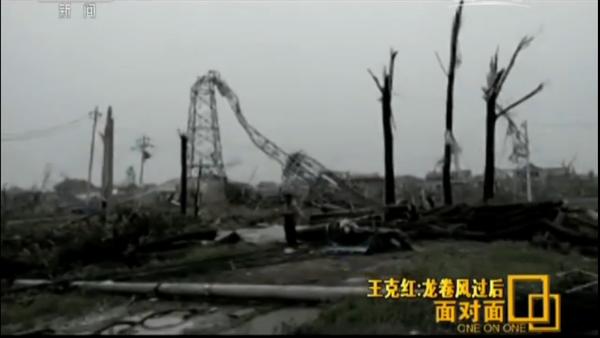 央视新闻客户端7月2日消息,6月23日下午两点半,龙卷风伴随着暴雨、冰雹、雷电等极端天气,毫无征兆地袭击了江苏省盐城市的部分村庄。相关部门测出当时的风力已超过最高级别17级,时速一度达到73米/秒,几乎相当于飞驰而过的动车速度。
