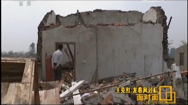 讲到6月23日下午龙卷风来临时的惊魂一幕,王克红至今仍心有余悸。当天下午两点多,由于要外出办事,王克红从村委会赶回家拿身份证。在回家的路上天空开始变得阴沉,并时而伴着雷声,但他并不觉得有什么异常,因为在这个季节这是常有的现象。然而就在他回家不久,天气开始发生变化。